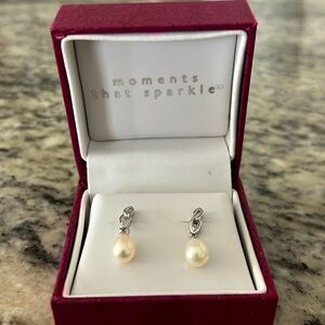 NWT Helzberg Diamonds pearl drop earrings.